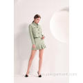 Chaqueta verde oliva y minifalda plisada para mujer